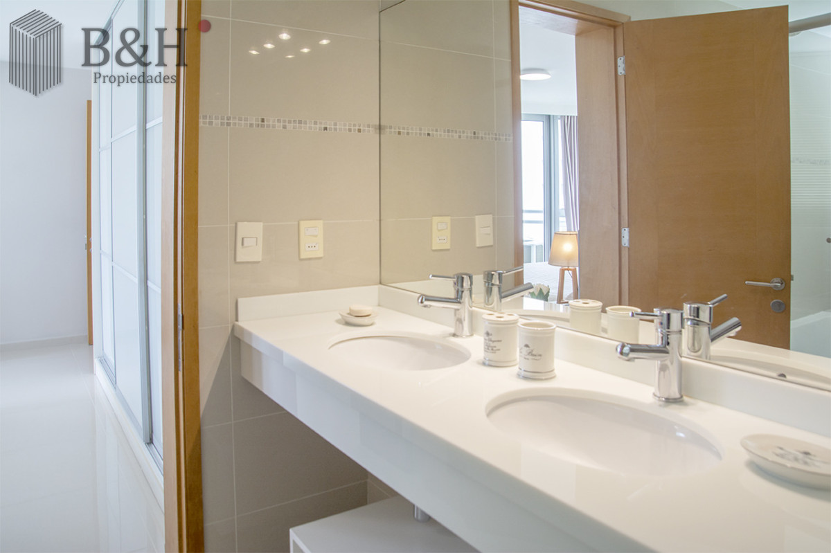 Apartamento ID.6803 - Apartamento de 3 Dormitorios en Playa Mansa en venta  - A Pasos del Mar