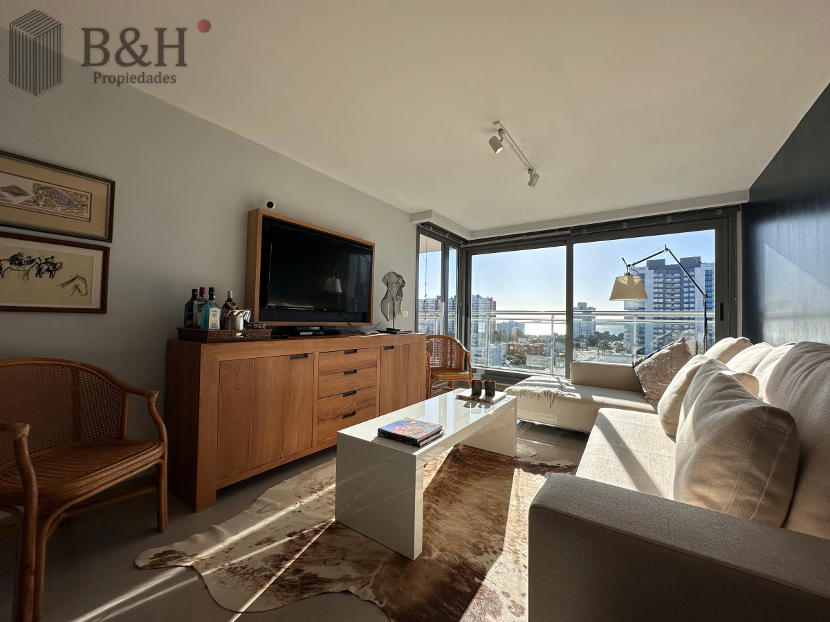 Apartamento ID.4606 - Vende departamento de 2 dormitorios finamente decorado en Torre Onix, Punta del Este