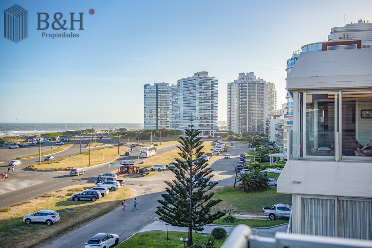 Apartamento ID.4280 - Apartamento Penthouse, frente al mar, playa brava, 3 dormitorios con hermosa vista