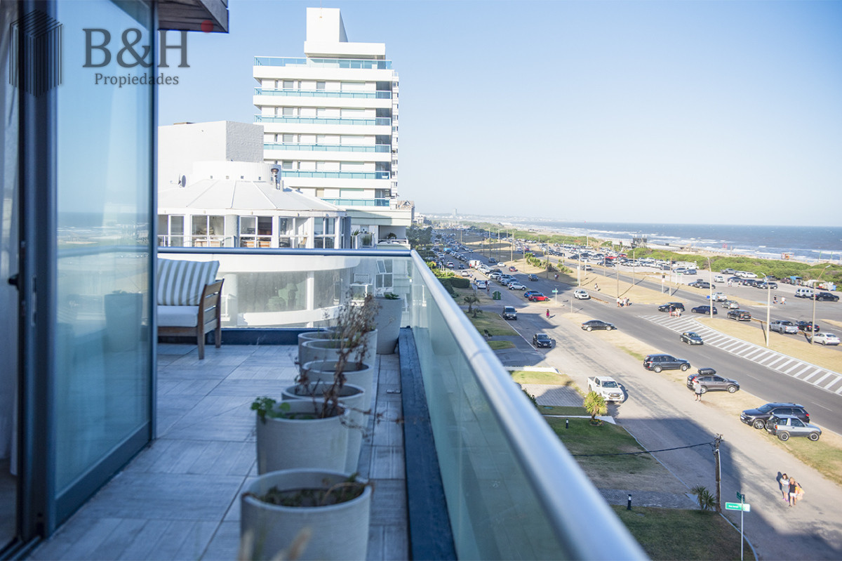 Apartamento ID.4280 - Apartamento Penthouse, frente al mar, playa brava, 3 dormitorios con hermosa vista