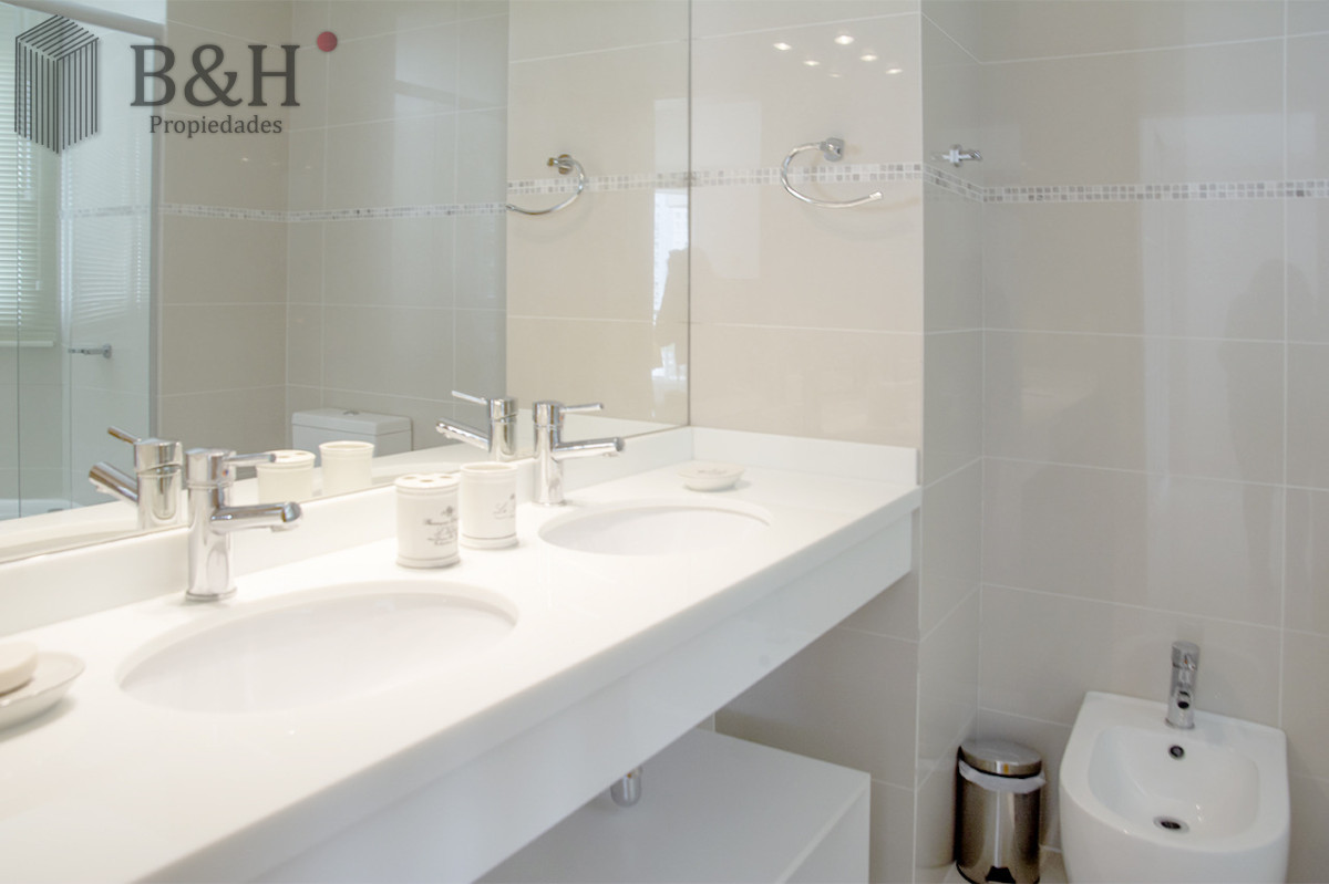 Apartamento ID.6803 - Apartamento de 3 Dormitorios en Playa Mansa en venta  - A Pasos del Mar
