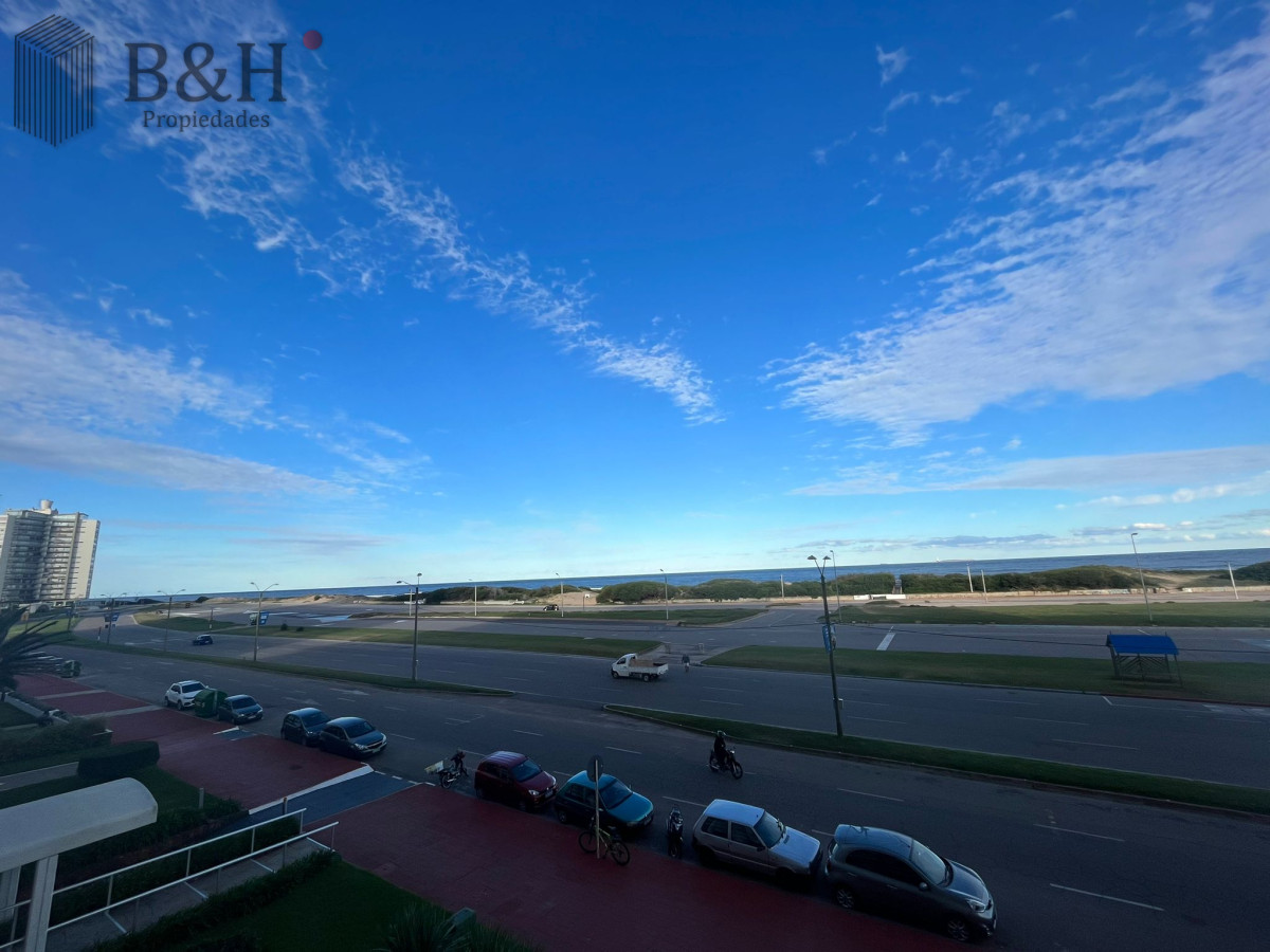 Apartamento ID.6524 - Apartamento de 2 dormitorio y medio en Primera lineal de Playa brava , Punta del este 