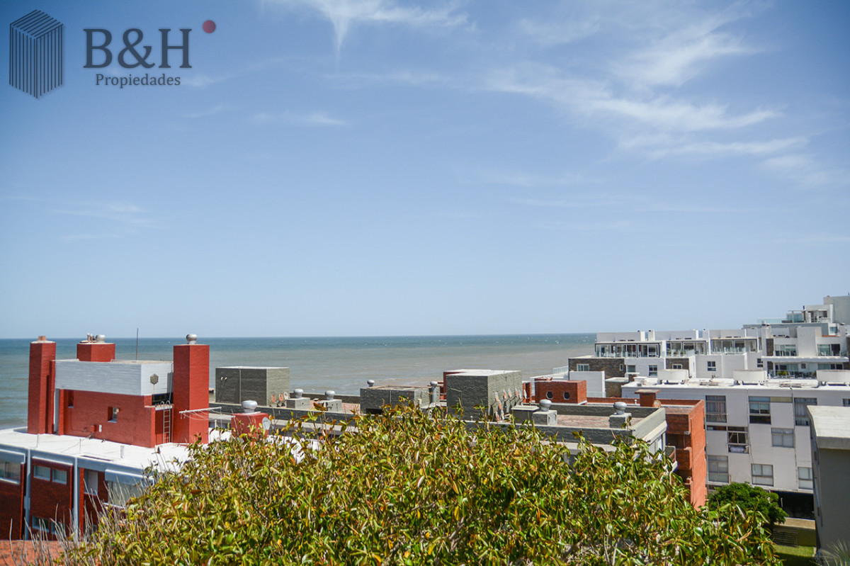 Apartamento ID.6175 - Departamento de 3 dormitorios con terraza  con parrillero en venta, Peninsula, Punta del Este