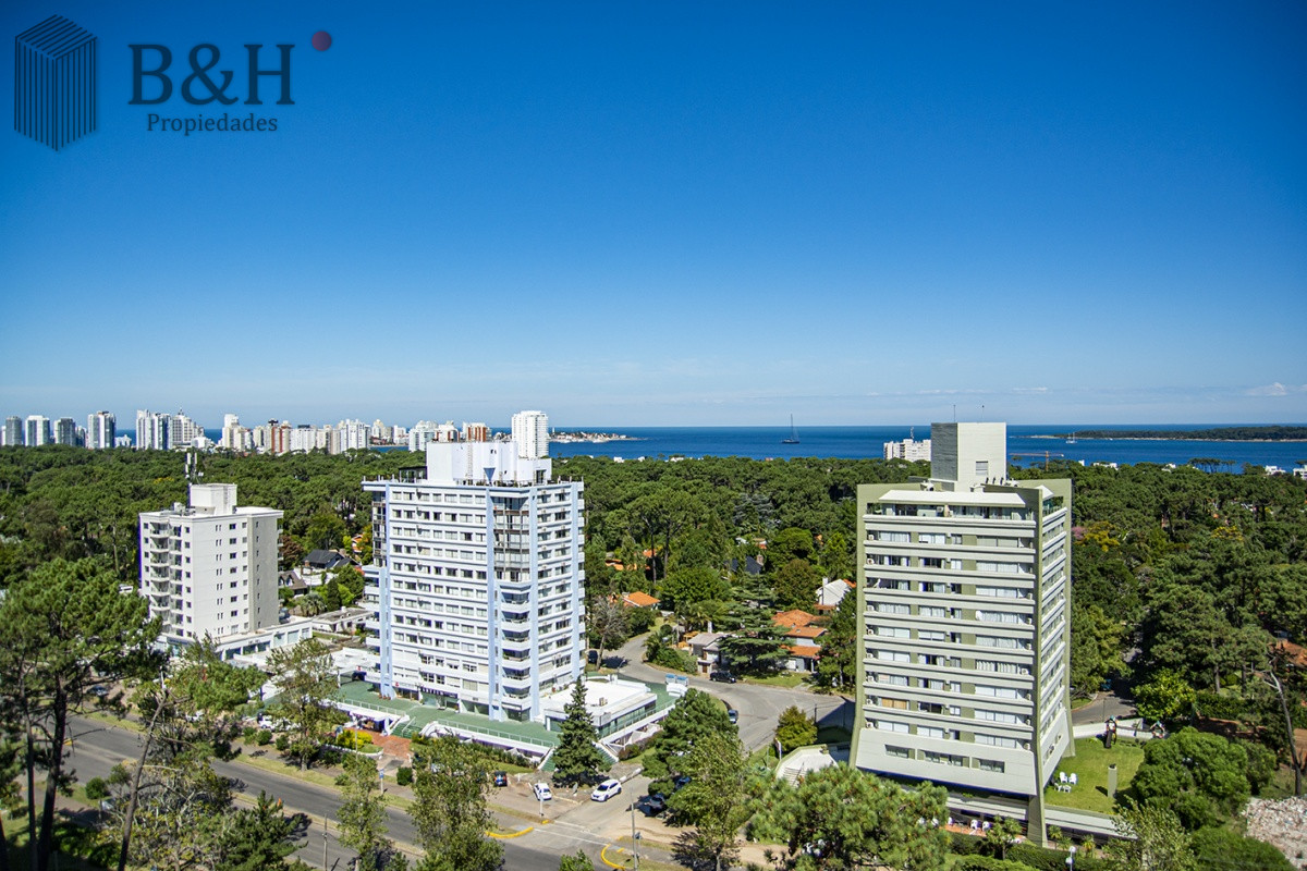 Apartamento ID.7835 - En venta apartamento de 3 dormitorios con muy buena vista a la bahía, Punta del Este.