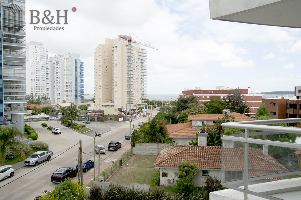 Apartamento ID.6803 - Apartamento de 3 Dormitorios en Playa Mansa en venta  - A Pasos del Mar