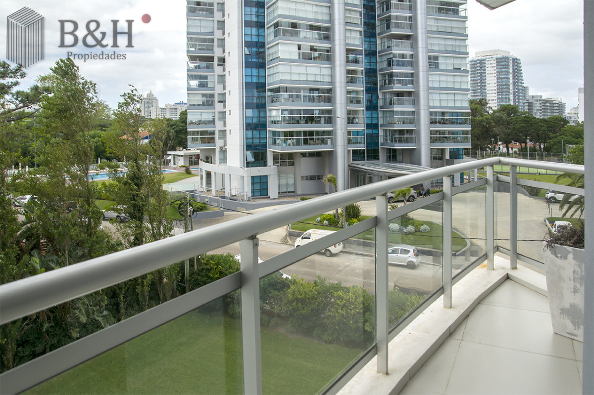 Apartamento ID.6803 - Apartamento de 3 Dormitorios en Playa Mansa en venta  - A Pasos del Mar