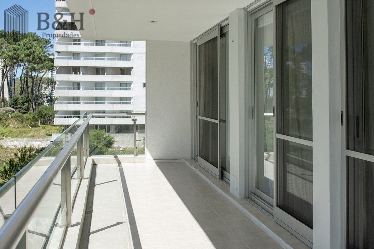 Apartamento ID.6845 - Apartamento en Venta de 2 dormitorios en Punta del Este Sobre Roosevelt