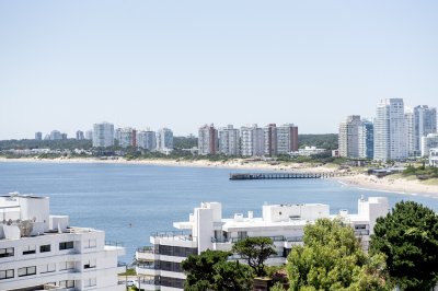 Vende apartamento con balcon y 2 dormitorios en Península Punta del Este