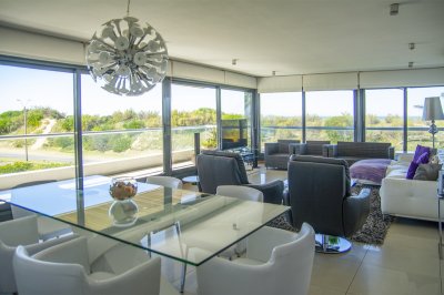 Hermoso departamento en venta, 3 dormitorios + dep. Frente al mar. 