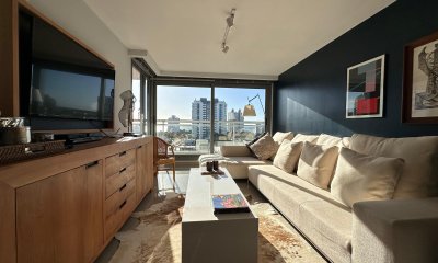 Vende departamento de 2 dormitorios finamente decorado en Torre Onix, Punta del Este