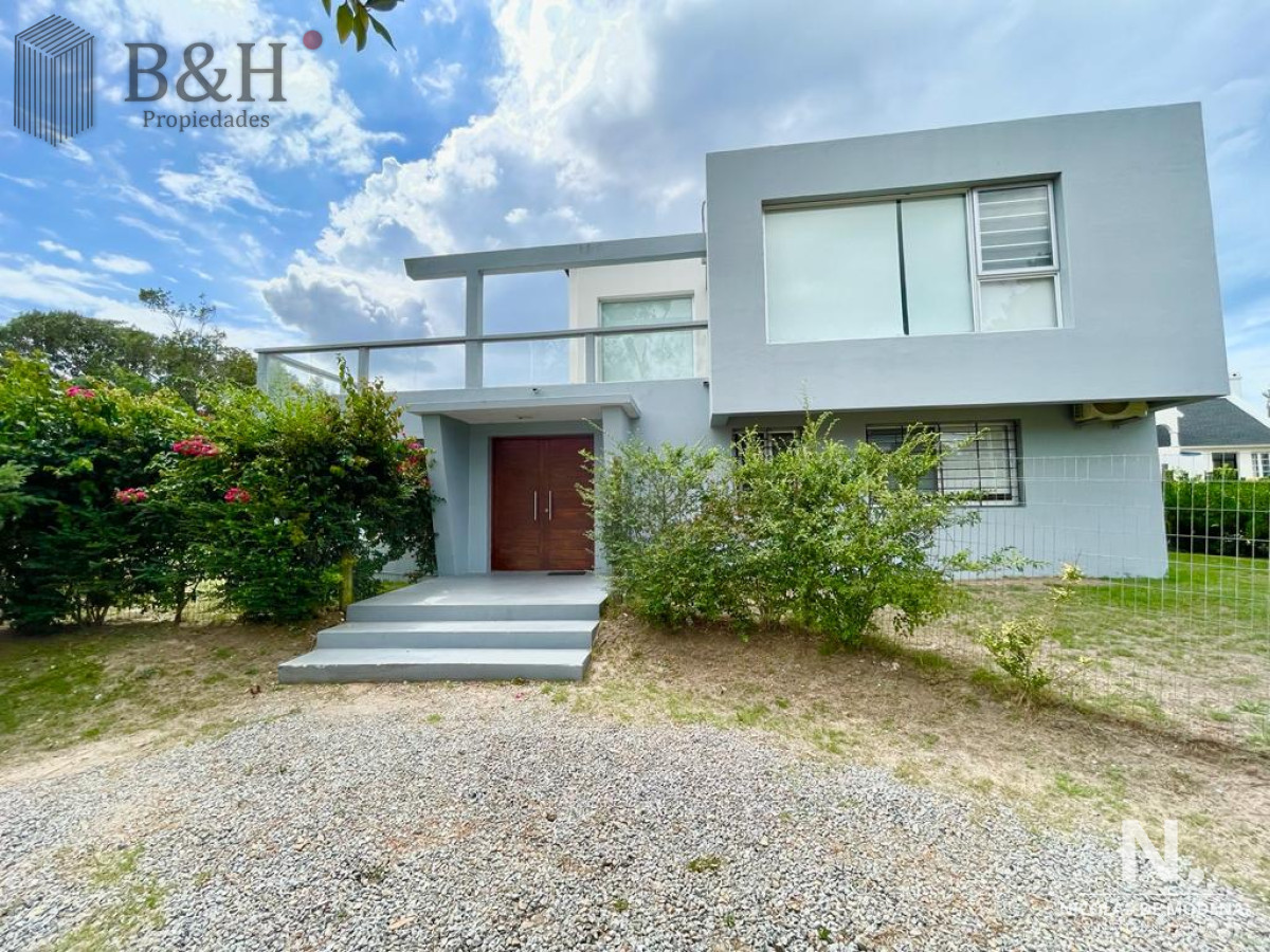 casa en venta a pocas cuadras del mar, 4 dormitorios en zona brava punta del este - byh2842c