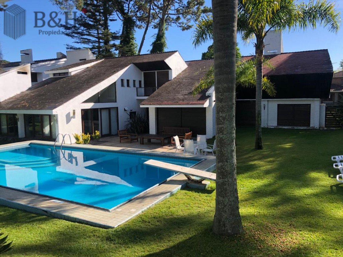 Casa ID.4236 - Muy buena propiedad en venta, 5 dormitorios en barrio Cantegril, Punta del Este 