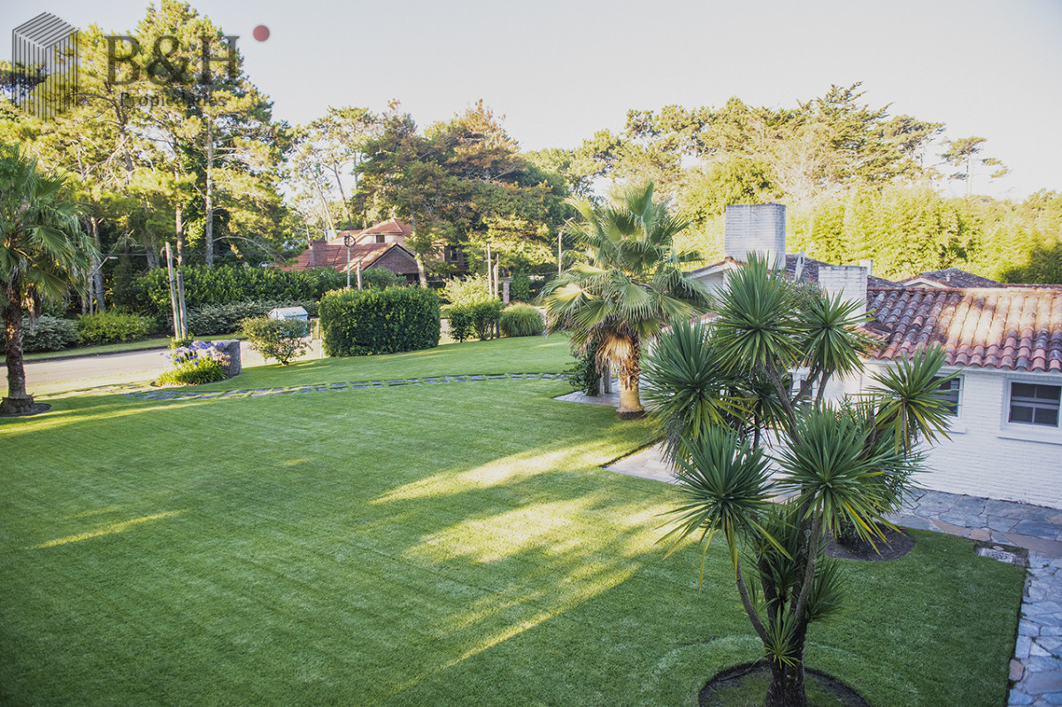 Casa ID.4215 - Vende casa en Brava, Punta del Este, de 5 dormitorios.
