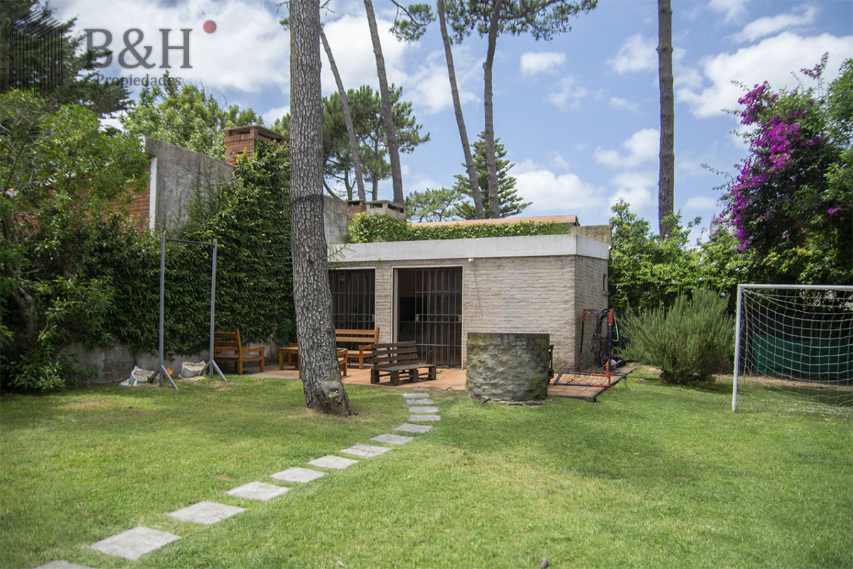 Casa ID.6619 - Excelente chalet de 5 dormitorios en venta a pasos de Playa Mansa Punta del Este