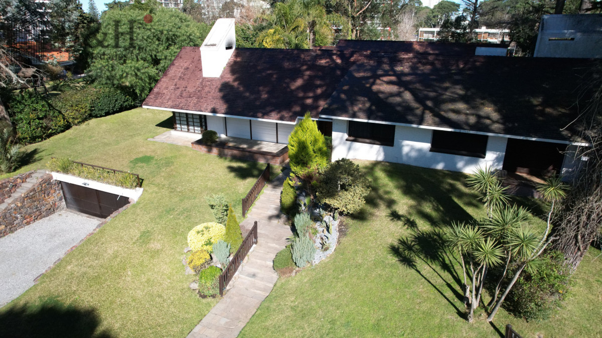 Casa ID.4236 - Muy buena propiedad en venta, 5 dormitorios en barrio Cantegril, Punta del Este 