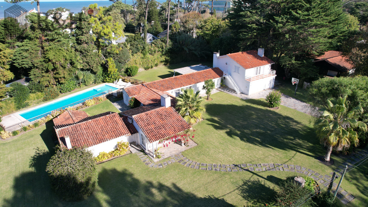 Casa ID.4215 - Vende casa en Brava, Punta del Este, de 5 dormitorios.