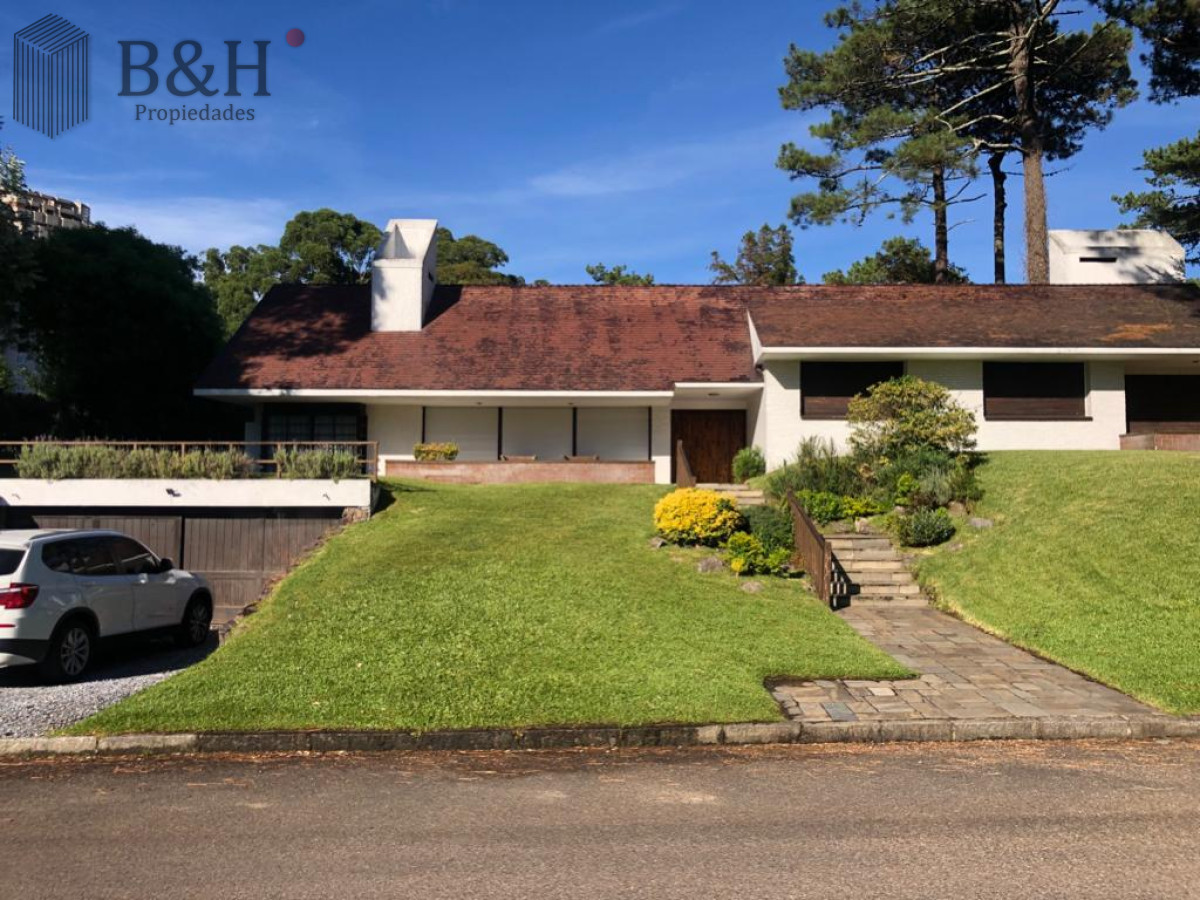 Casa ID.4236 - Muy buena propiedad en venta, 5 dormitorios en barrio Cantegril, Punta del Este 