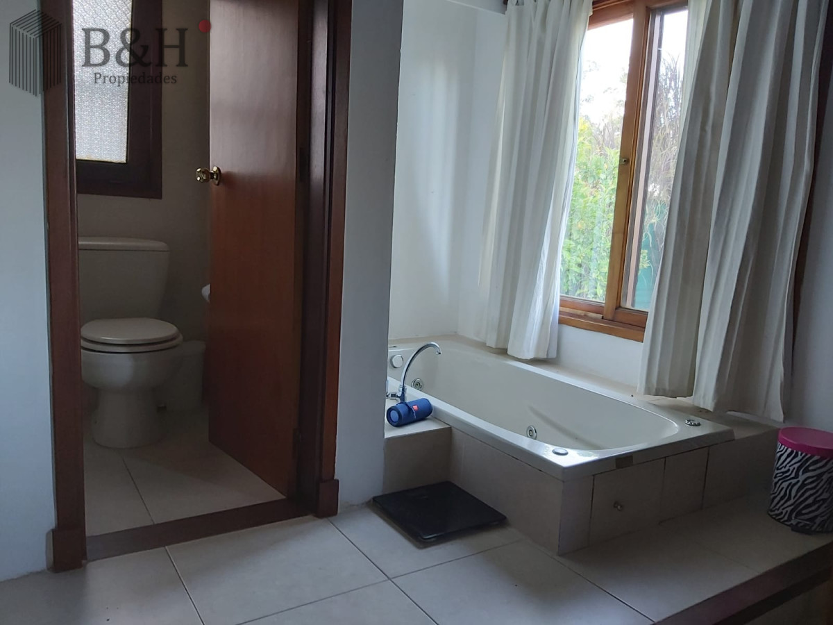 Casa ID.2837 - Hermosa casa en venta en Beverly Hills de 5 dormitorios con piscina y parrillero