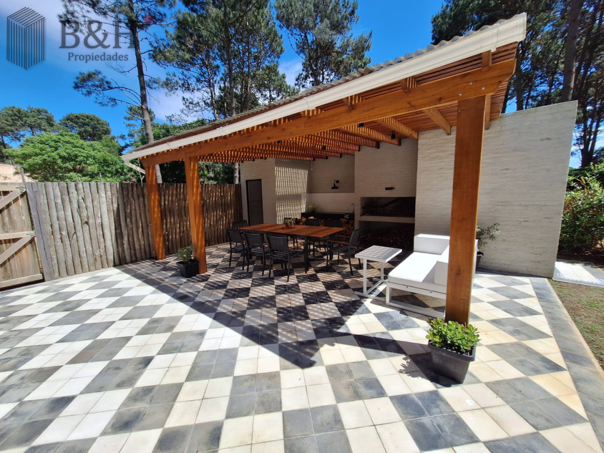 Casa ID.6000 - Vende casa de 3 dormitorios con fondo al Club de Golf, Punta Ballena