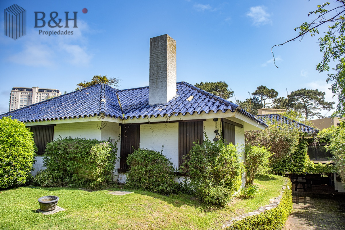 Casa ID.4237 - Espectacular casa en Playa Mansa, a metros del mar. Punta del Este