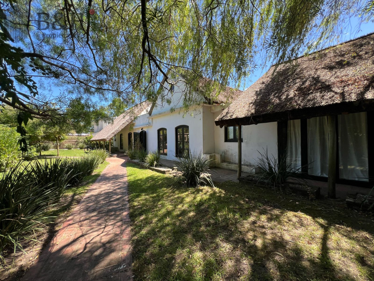 Amplia casa a la venta en Punta del Este de 6 dormitorios en el Tesoro a 200 mts de ruta 10 - BYH7264C