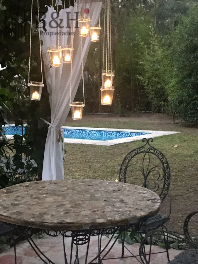 Casa ID.5600 - Chalet de 4 dormitorios, piscina y parrillero en alquiler. Zona tranquila. Punta del Este.