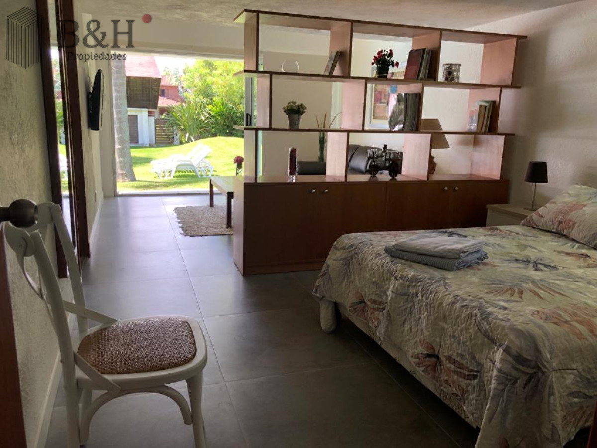 Casa ID.4236 - Muy buena propiedad en venta, 5 dormitorios en barrio Cantegril, Punta del Este 