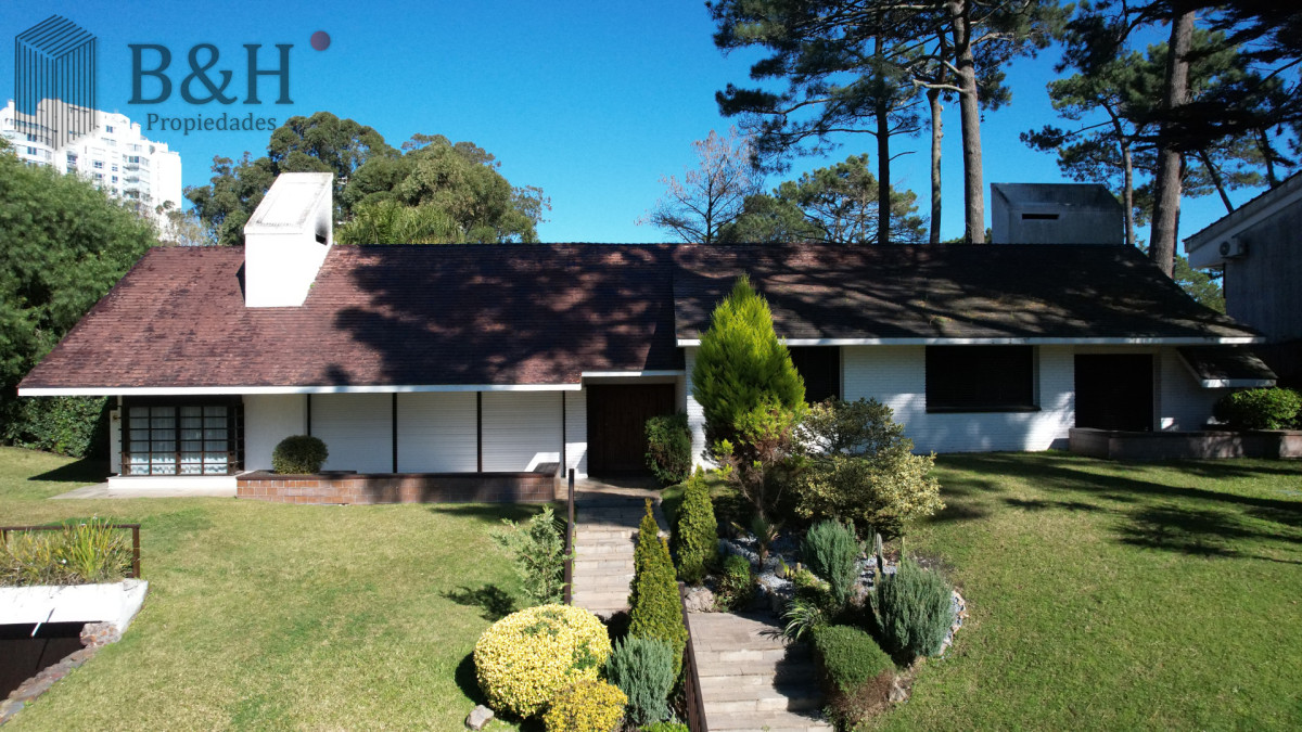 Casa ID.4236 - Muy buena propiedad en venta, 5 dormitorios en barrio Cantegril, Punta del Este 