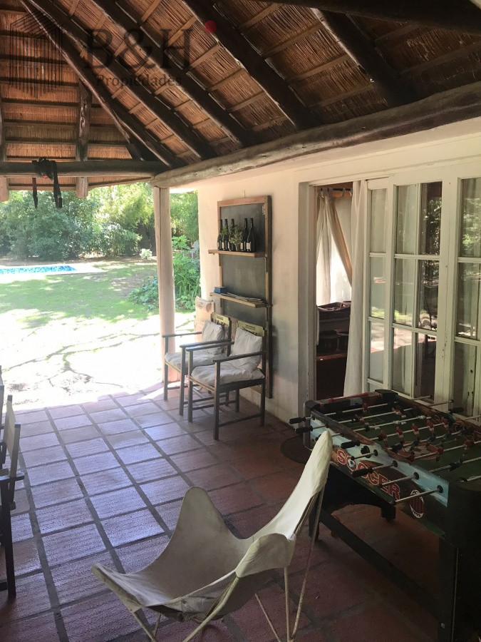 Casa ID.5600 - Chalet de 4 dormitorios, piscina y parrillero en alquiler. Zona tranquila. Punta del Este.