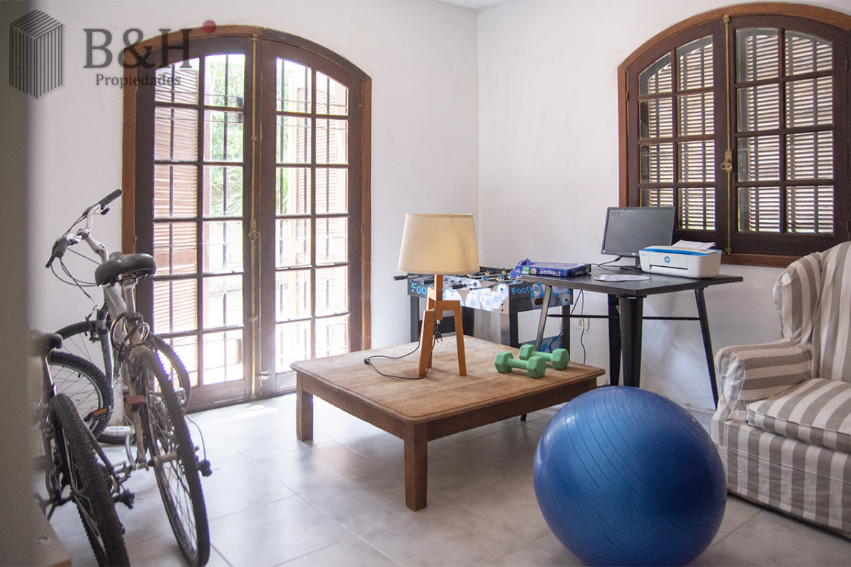 Casa ID.6619 - Excelente chalet de 5 dormitorios en venta a pasos de Playa Mansa Punta del Este