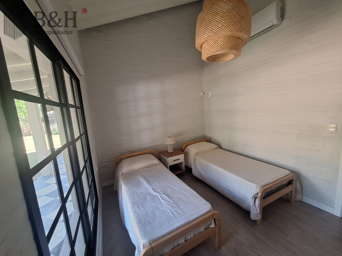 Casa ID.6000 - Vende casa de 3 dormitorios con fondo al Club de Golf, Punta Ballena