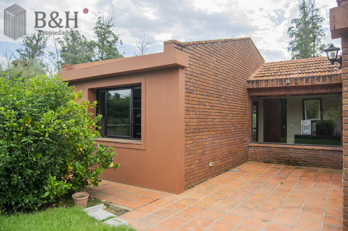 Casa ID.6694 - En venta casa de 3 Dormitorios en Jardines de Córdoba con Barbacoa 