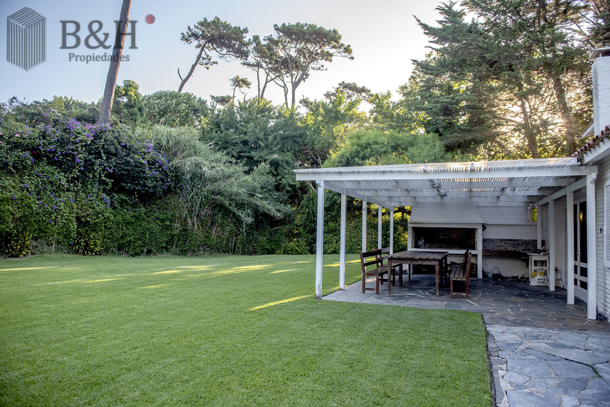 Casa ID.4215 - Vende casa en Brava, Punta del Este, de 5 dormitorios.