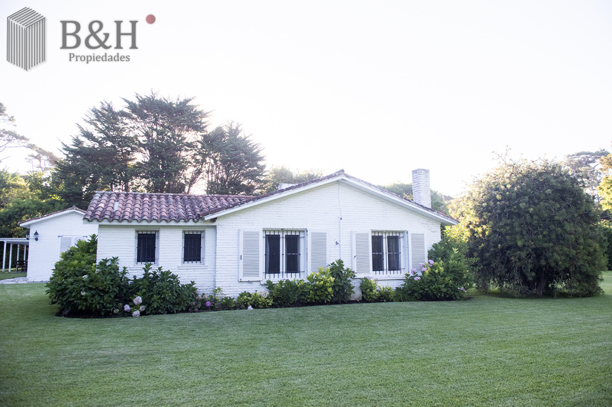 Casa ID.4215 - Vende casa en Brava, Punta del Este, de 5 dormitorios.