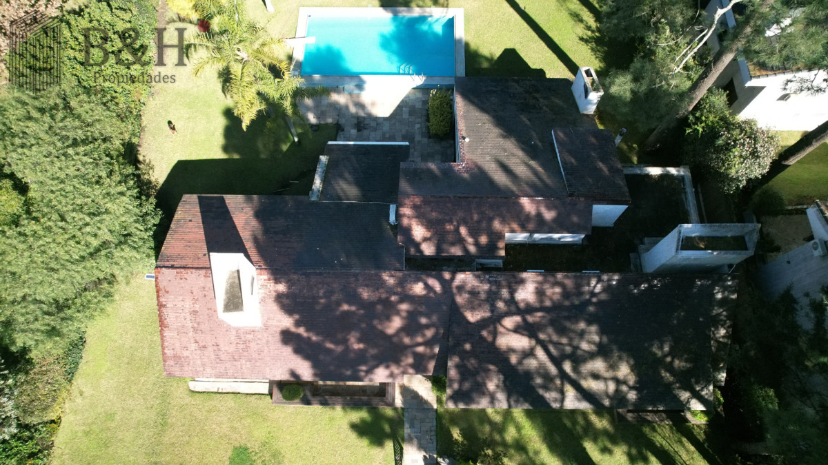Casa ID.4236 - Muy buena propiedad en venta, 5 dormitorios en barrio Cantegril, Punta del Este 