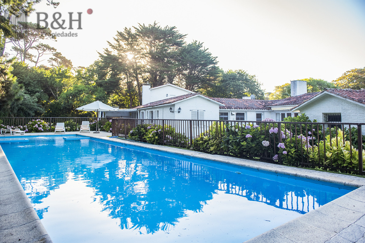 Casa ID.4215 - Vende casa en Brava, Punta del Este, de 5 dormitorios.