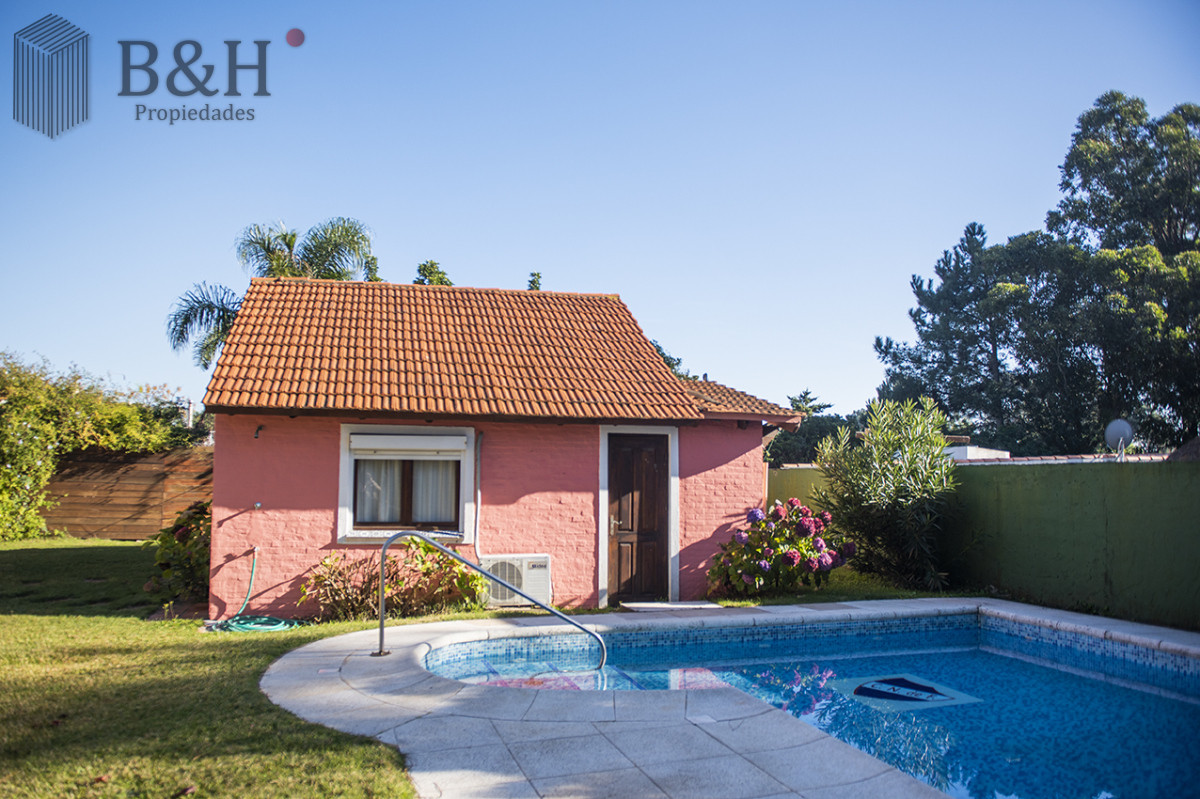 Casa ID.8024 - Muy linda casa en venta, zona inmejorable, 3 dormitorios y servicio