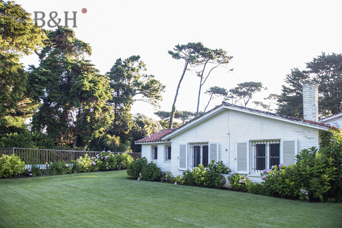 Casa ID.4215 - Vende casa en Brava, Punta del Este, de 5 dormitorios.