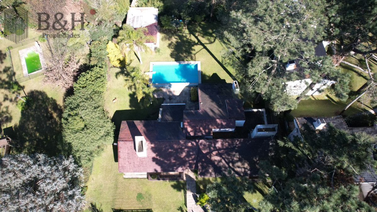 Casa ID.4236 - Muy buena propiedad en venta, 5 dormitorios en barrio Cantegril, Punta del Este 