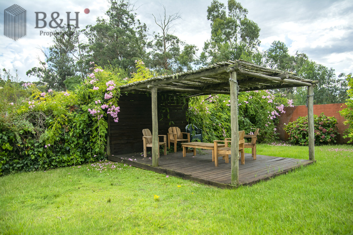 Casa ID.6694 - En venta casa de 3 Dormitorios en Jardines de Córdoba con Barbacoa 