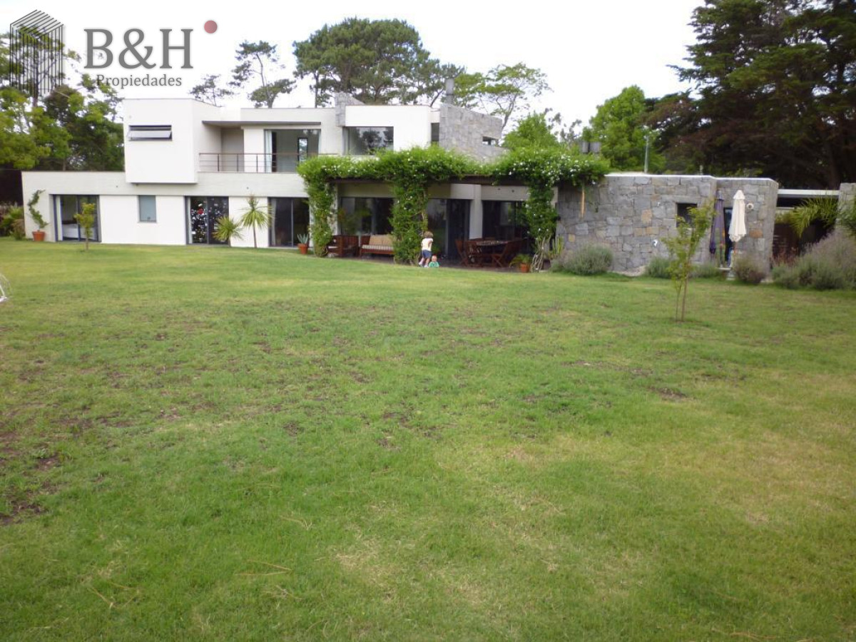 Casa ID.4230 - Hermosa casa de 4 dormitorios en agradable entorno.