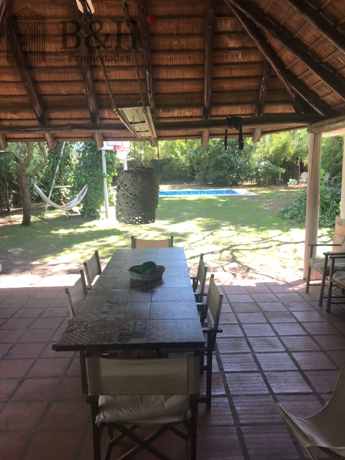 Casa ID.5600 - Chalet de 4 dormitorios, piscina y parrillero en alquiler. Zona tranquila. Punta del Este.