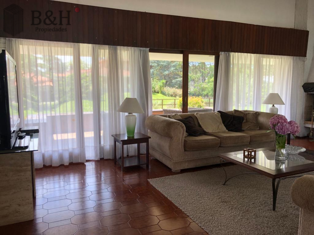 Casa ID.4236 - Muy buena propiedad en venta, 5 dormitorios en barrio Cantegril, Punta del Este 