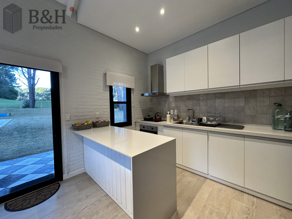 Casa ID.6000 - Vende casa de 3 dormitorios con fondo al Club de Golf, Punta Ballena