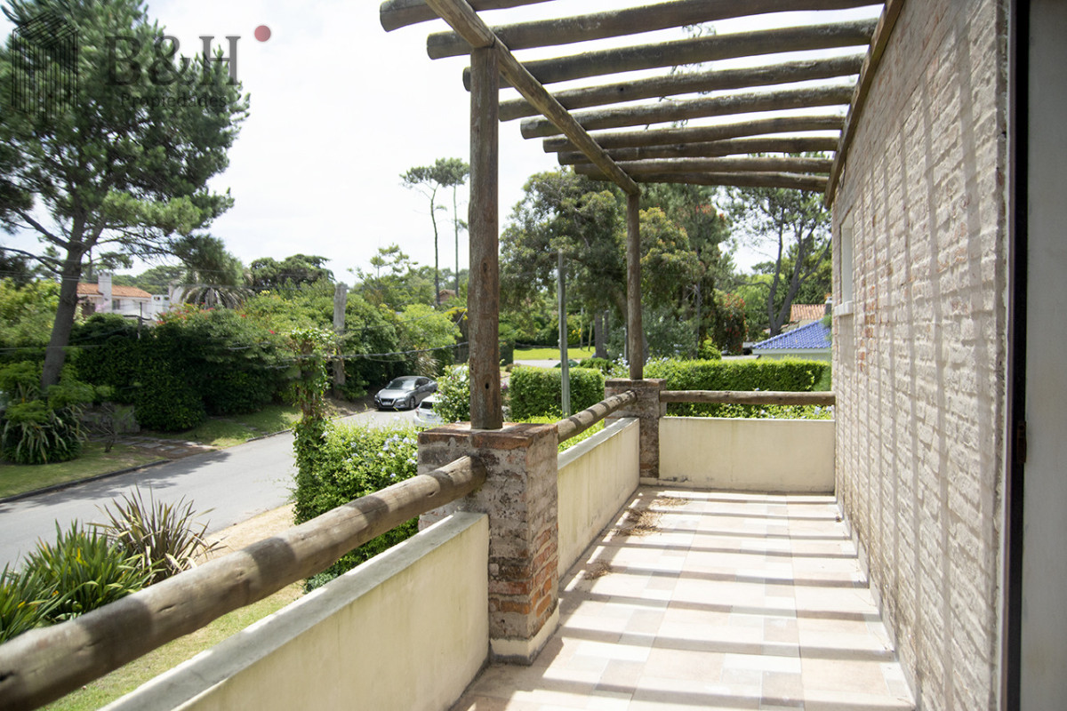 Casa ID.6619 - Excelente chalet de 5 dormitorios en venta a pasos de Playa Mansa Punta del Este