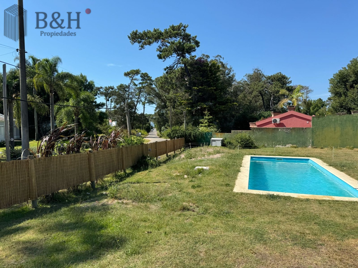 Casa ID.4235 - En venta casa de 3 dormitorios, con piscina y barbacoa, en Barrio Golf, Punta Este