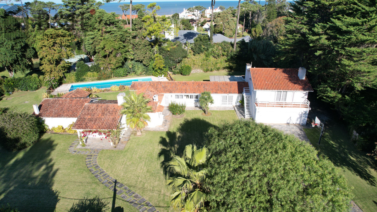 Casa ID.4215 - Vende casa en Brava, Punta del Este, de 5 dormitorios.