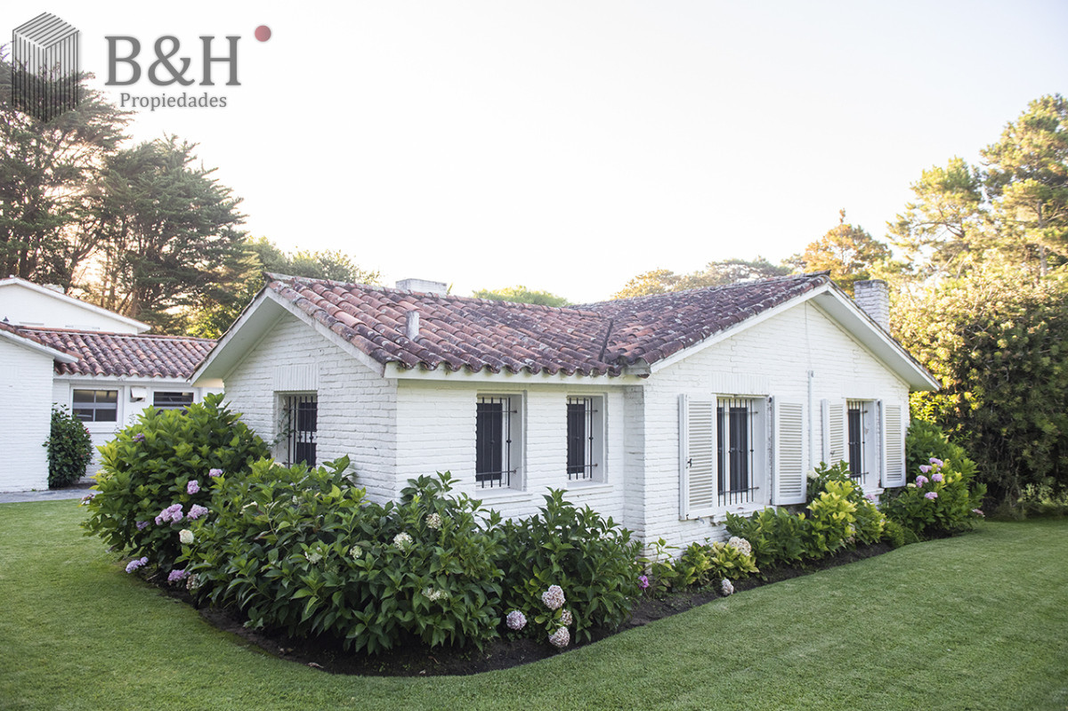 Casa ID.4215 - Vende casa en Brava, Punta del Este, de 5 dormitorios.