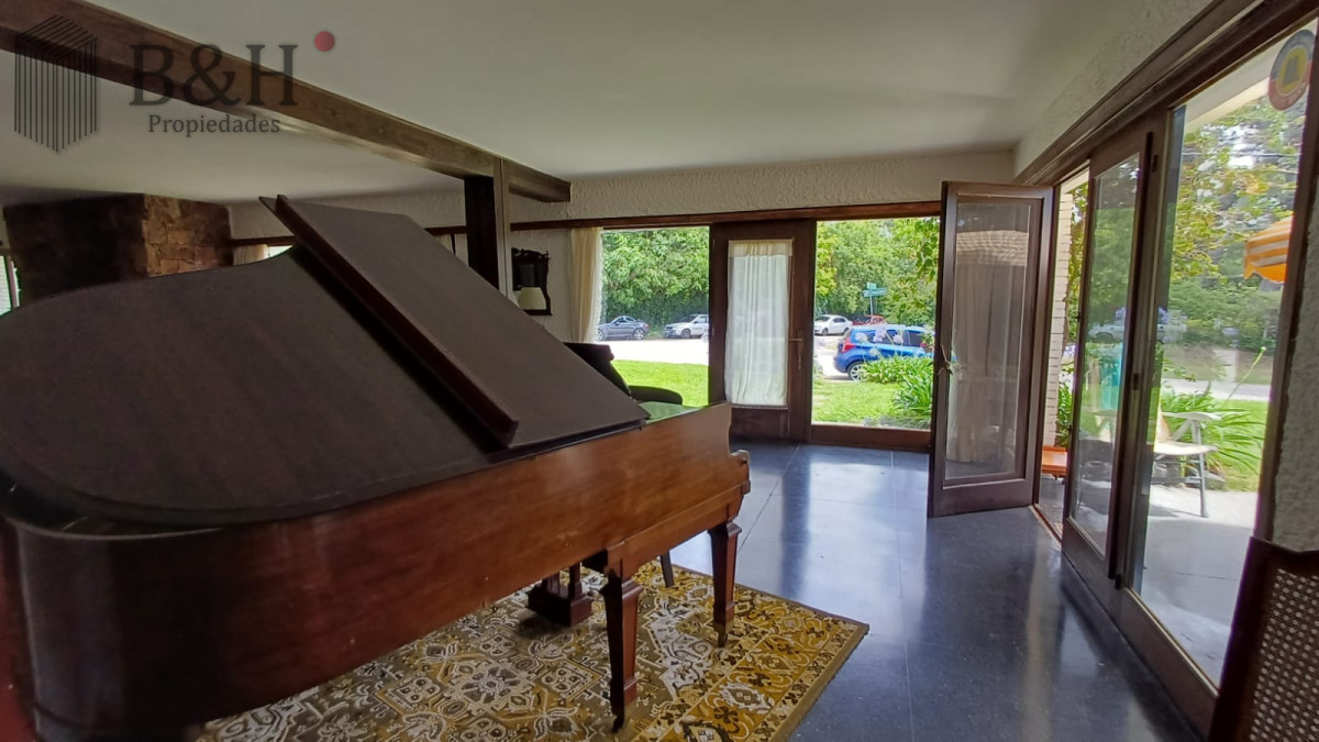 Casa ID.4220 - Vende Casa en Zona comercial en Lugano - Punta del Este