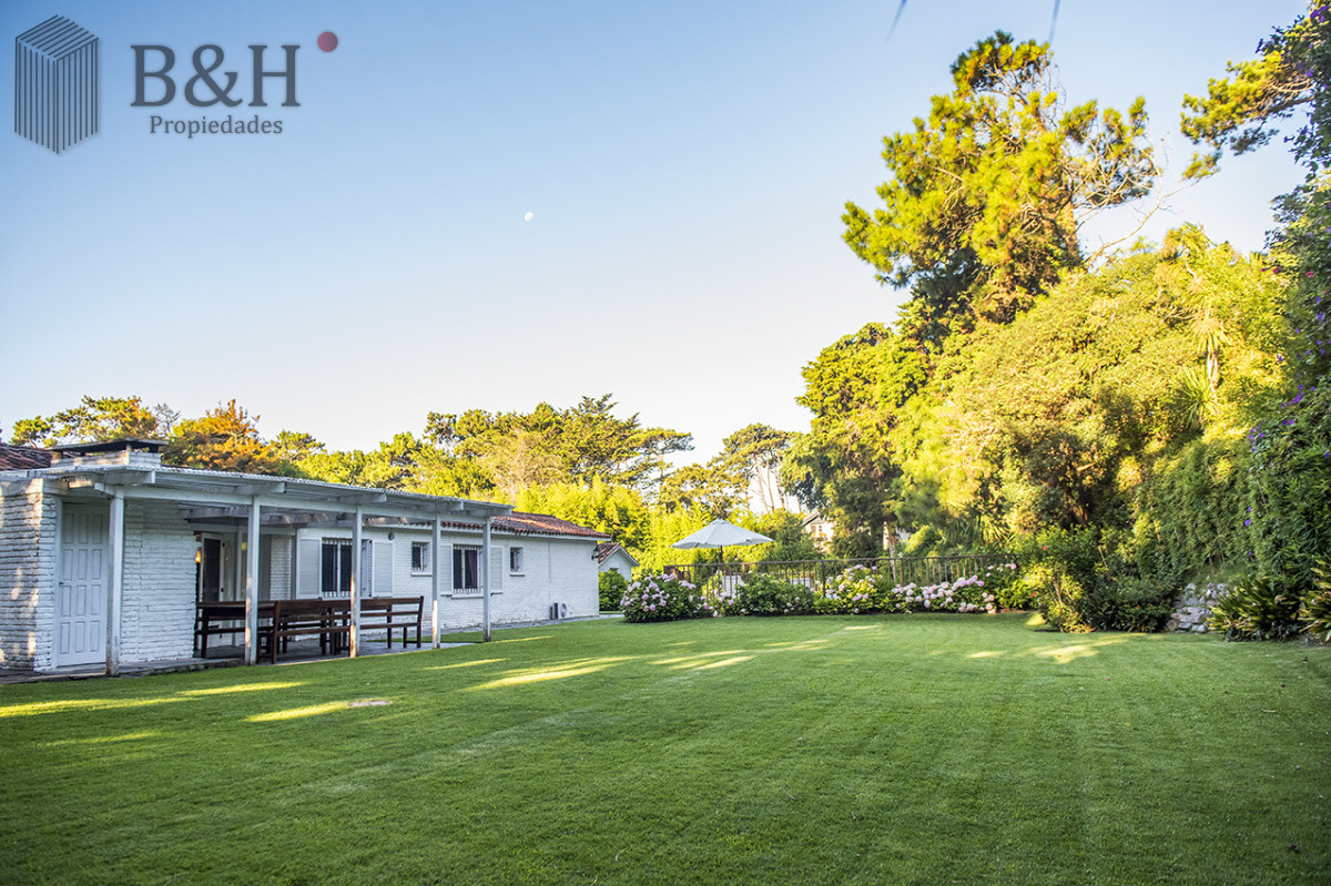 Casa ID.4215 - Vende casa en Brava, Punta del Este, de 5 dormitorios.
